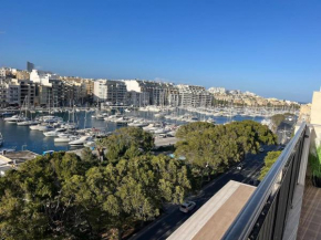 Penthouse centrally located near marina